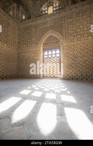 27 GIUGNO 2023, BUKHARA, UZBEKISTAN: Mausoleo Ismail Samani o Mausoleo Samanide interno con l'ombra dalla finestra al tramonto, 9 - 10 cen Foto Stock