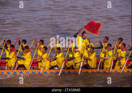 Phnom Penh celebra Bon Om Touk, il festival dell'acqua cambogiano, con una corsa di draghi sul fiume Tonle SAP. Phnom Penh, Cambogia. © Kraig Lieb Foto Stock