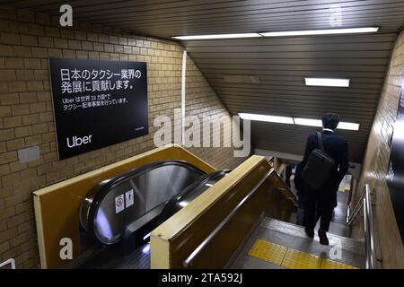 Tokyo, Giappone. 28 novembre 2023. Pubblicità Uber sulla metropolitana di Tokyo. La società di servizi di trasporto Uber è entrata nel mercato giapponese nell'ottobre 2023. Dopo molti anni di confini legali, Uber entrò nel mercato dei trasporti giapponese nell'ottobre 2023. Il mercato dei trasporti fortemente regolamentato è attualmente dominato dalle compagnie di taxi nazionali. Anche Uber Eats ha iniziato a funzionare. Credito: SOPA Images Limited/Alamy Live News Foto Stock