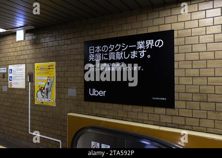 Tokyo, Giappone. 28 novembre 2023. Pubblicità Uber sulla metropolitana di Tokyo. La società di servizi di trasporto Uber è entrata nel mercato giapponese nell'ottobre 2023. Dopo molti anni di confini legali, Uber entrò nel mercato dei trasporti giapponese nell'ottobre 2023. Il mercato dei trasporti fortemente regolamentato è attualmente dominato dalle compagnie di taxi nazionali. Anche Uber Eats ha iniziato a funzionare. Credito: SOPA Images Limited/Alamy Live News Foto Stock