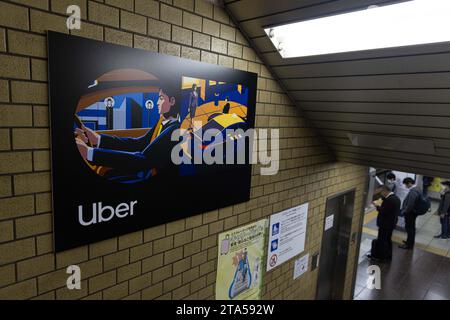 Tokyo, Giappone. 28 novembre 2023. Pubblicità Uber sulla metropolitana di Tokyo. La società di servizi di trasporto Uber è entrata nel mercato giapponese nell'ottobre 2023. Dopo molti anni di confini legali, Uber entrò nel mercato dei trasporti giapponese nell'ottobre 2023. Il mercato dei trasporti fortemente regolamentato è attualmente dominato dalle compagnie di taxi nazionali. Anche Uber Eats ha iniziato a funzionare. Credito: SOPA Images Limited/Alamy Live News Foto Stock