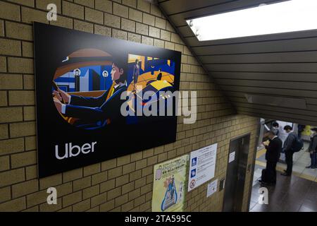 Tokyo, Giappone. 28 novembre 2023. Pubblicità Uber sulla metropolitana di Tokyo. La società di servizi di trasporto Uber è entrata nel mercato giapponese nell'ottobre 2023. Dopo molti anni di confini legali, Uber entrò nel mercato dei trasporti giapponese nell'ottobre 2023. Il mercato dei trasporti fortemente regolamentato è attualmente dominato dalle compagnie di taxi nazionali. Anche Uber Eats ha iniziato a funzionare. (Foto di Stanislav Kogiku/SOPA Images/Sipa USA) credito: SIPA USA/Alamy Live News Foto Stock