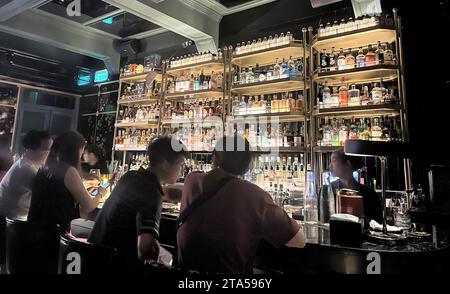 Bangkok, Thailandia. 5 maggio 2023. Gli ospiti si siedono al banco di un bar a Bangkok. Pub, bar e locali notturni nei principali centri turistici della Thailandia saranno presto aperti due ore più a lungo. In futuro, i locali notturni potranno tenere le loro porte aperte fino alle 04:00 invece che alle 02:00. Crediti: Carola Frentzen/dpa/Alamy Live News Foto Stock