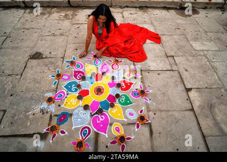 Varanasi, India. 27 novembre 2023. Una giovane ragazza con un vestito colorato visto durante le decorazioni alla vigilia di Dev Deepavali. Dev Deepavali, noto anche come Diwali degli dei, è un festival celebrato a Karthik Purnima, che cade 15 giorni dopo Diwali. Dev Deepavali è il più grande Festival della luce dell'India dove i devoti decorano la riva del fiume Gange con milioni di lampade come parte del festival. (Foto di Avishek Das/SOPA Images/Sipa USA) credito: SIPA USA/Alamy Live News Foto Stock