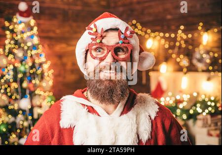 Crazy Hipster Santa. Bell'uomo che indossa un abito natalizio. Holly Jolly swag Christmas e noel. Divertente Babbo Natale. Foto Stock