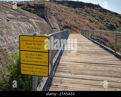 Un cartello segnaletico per gli escursionisti sul sentiero del White River Falls State Park, Oregon, USA Foto Stock