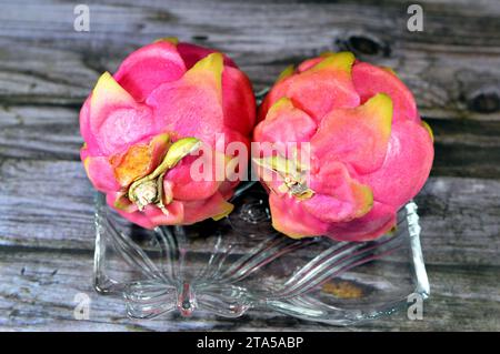 Dragon Fruit, pitaya, pitahaya, frutto del genere Selenicereus (precedentemente Hylocereus), entrambi nella famiglia Cactaceae, pelle simile a pelle e S prominente Foto Stock