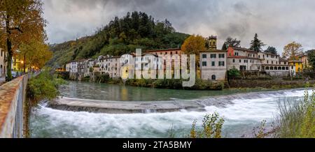 Bagni di Lucca, Italia - 11 novembre 2023: Vista panoramica del villaggio di bagni di Lucca e del fiume Lima in Toscana Foto Stock