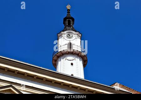 Torre di avvistamento del fuoco in stucco bianco decorato nella città di Veszprem, Ungheria. Vista dal tetto in vetro Zink ad angolo ridotto. famoso punto di riferimento. vecchia architettura. viaggi, turismo Foto Stock