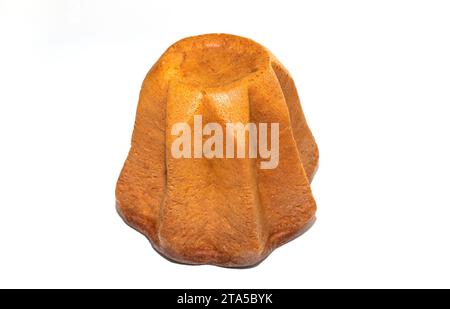 Torta Pandoro isolata su sfondo bianco, torta natalizia tradizionale italiana con spugna, panetteria. Deliziosa pasticceria natalizia. Piano orizzontale Foto Stock