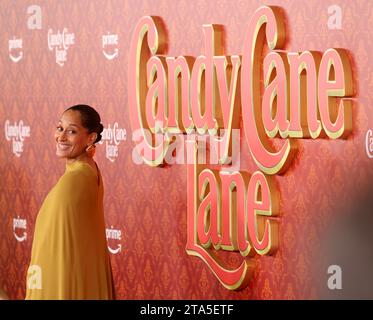 Los Angeles, Stati Uniti. 28 novembre 2023. Il membro del cast Tracee Ellis Ross partecipa alla prima mondiale di "Candy cane Lane" di Amazon prime Video al Regency Village Theatre di Los Angeles, California, il 28 novembre 2023. Trama: Un uomo è determinato a vincere il concorso annuale di decorazione natalizia del quartiere. Stringe un patto con un elfo per aiutarlo a vincere e l'elfo lancia un incantesimo che dà vita ai 12 giorni di Natale, portando in città un caos inaspettato. Foto di Greg Grudt/UPI Credit: UPI/Alamy Live News Foto Stock