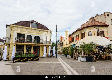 Craiova, Romania, 28 maggio 2022: Edificio storico nel centro storico della città, nella contea di Dolj, in una giornata primaverile con nuvole bianche Foto Stock