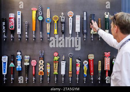 Norimberga, Germania. 28 novembre 2023. Diversi manici per rubinetti sono esposti alla fiera BrauBeviale Beverage presso lo stand della società statunitense Taphandles. Credito: Daniel Karmann/dpa/Alamy Live News Foto Stock