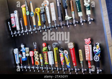 Norimberga, Germania. 28 novembre 2023. Diversi manici per rubinetti sono esposti alla fiera BrauBeviale Beverage presso lo stand della società statunitense Taphandles. Credito: Daniel Karmann/dpa/Alamy Live News Foto Stock