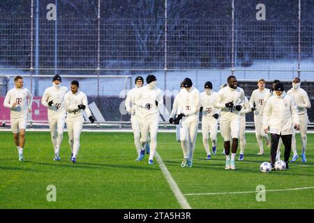 Monaco, Germania. 28 novembre 2023. Calcio: Champions League, prima della partita casalinga del Bayern Monaco contro il Copenaghen. Sessione di allenamento del FC Bayern nei terreni del club a Säbener Straße. Joshua Kimmich (l-r), Thomas Müller, Serge Gnabry, Leon Goretzka, Harry Kane e Dayot Upamecano del Bayern Monaco. Crediti: Matthias Balk/dpa/Alamy Live News Foto Stock