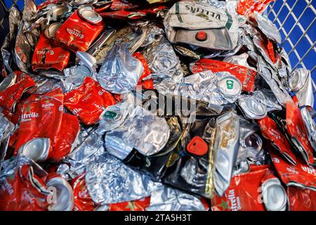 Norimberga, Germania. 28 novembre 2023. Le lattine di bevande pressate sono esposte presso uno stand alla fiera BrauBeviale. Credito: Daniel Karmann/dpa/Alamy Live News Foto Stock