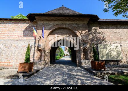 Targoviste, Romania, 1 maggio 2022: Ingresso principale ai vecchi edifici e rovine della Corte reale di Targoviste (Curtea Domneasca) nel Parco Chindia (Parcul Chindi Foto Stock