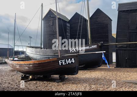 Barche e capanne del museo dei pescatori di Hastings Foto Stock