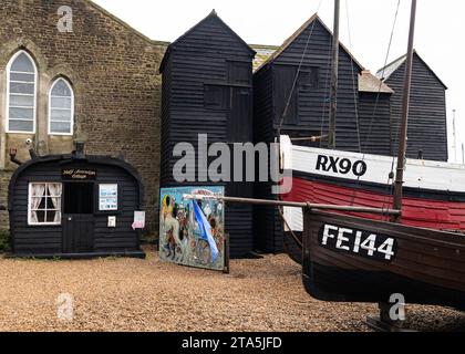 Barche e capanne del museo dei pescatori di Hastings Foto Stock