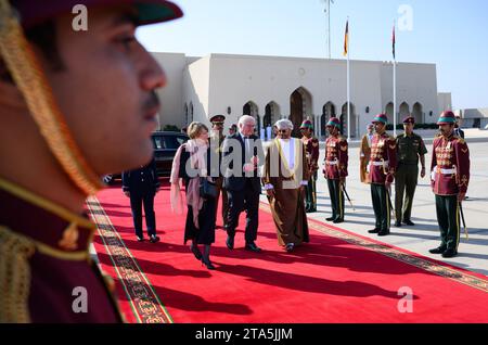 Maskat, Oman. 29 novembre 2023. Il presidente federale Frank-Walter Steinmeier (M) e sua moglie Elke Büdenbender vengono visti all'aeroporto di Muscat da Sayyid Badr bin Hamad bin Hamoud al-Busaidi, ministro degli Esteri dell'Oman, prima del loro volo per Doha (Qatar). Il presidente federale Steinmeier e sua moglie hanno visitato il Sultanato dell'Oman durante il loro viaggio di quattro giorni in Medio Oriente. Crediti: Bernd von Jutrczenka/dpa/Alamy Live News Foto Stock