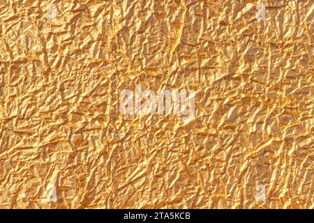 Sfondo Golden Foil. Motivo di trama increspata astratta. Grana o sfondo della carta per carta metallica. Foto Stock
