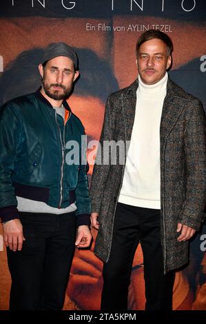 Clemens Schick und Tom Wlaschiha bei der Premiere des Kinofilms "Falling into Place" nella sala cinematografica der Astor. Berlino, 28.11.2023 Foto Stock