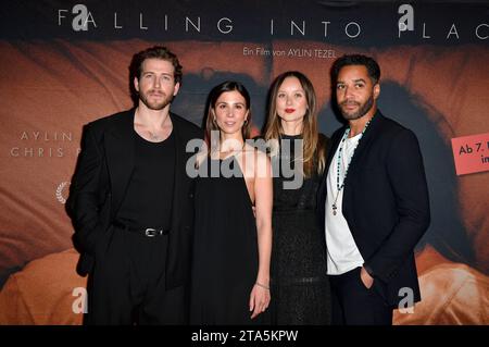 Chris Fulton, Aylin Tezel, Alexandra Dowling e Samuel Anderson bei der Premiere des Kinofilms "Falling into Place" nella sala cinematografica der Astor. Berlino, 28.11.2023 Foto Stock