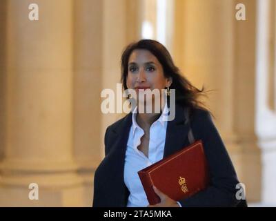 Londra, Regno Unito. 28 novembre 2023. Claire Coutinho, Segretario di Stato per la sicurezza energetica e Net Zero arriva per la riunione del Gabinetto. Crediti: Uwe Deffner/Alamy Live News Foto Stock