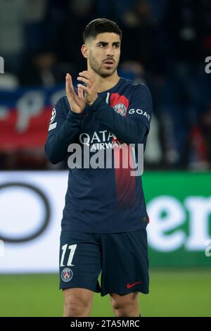 Parigi, Francia. 29 novembre 2023. Marco Asensio di PSG saluta i tifosi dopo la partita di calcio del gruppo F tra Paris Saint-Germain e Newcastle United il 28 novembre 2023 allo stadio Parc des Princes di Parigi, Francia - foto Jean Catuffe/DPPI Credit: DPPI Media/Alamy Live News Foto Stock