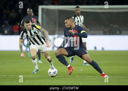 Parigi, Francia 28 novembre 2023, Parigi, Francia, 28 novembre 2023, Kylian Mbappe del PSG, lasciò Kieran Trippier di Newcastle in azione durante la UEFA Champions League, gruppo F partita di calcio tra Paris Saint-Germain e Newcastle United il 28 novembre 2023 allo stadio Parc des Princes di Parigi, in Francia Foto Stock