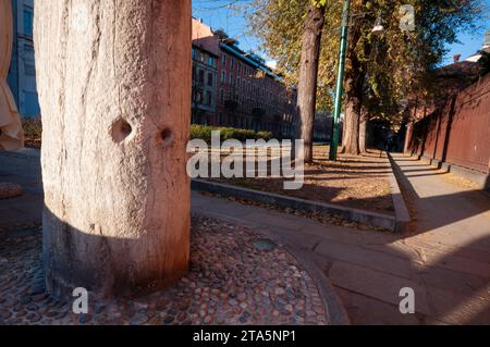 Italia, Lombardia, Milano, colonna del Diavolo, colonna del Diavolo, colonna del Diavolo, la leggenda narra che due buchi sono stati causati dal flapping delle corna del Diavolo Foto Stock