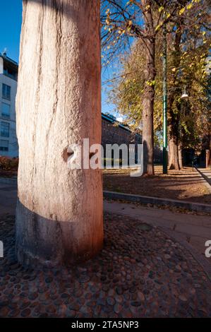 Italia, Lombardia, Milano, colonna del Diavolo, colonna del Diavolo, colonna del Diavolo, la leggenda narra che due buchi sono stati causati dal flapping delle corna del Diavolo Foto Stock