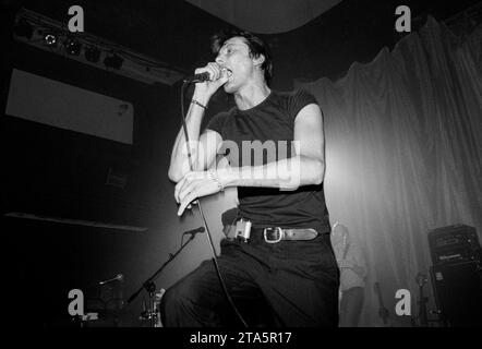 BRETT ANDERSON, SUEDE, 2002: Brett Anderson della band britannica Suede at the Coal Exchange, Cardiff il 5 settembre 2002. Questo concerto è stato un fan-invitante Warmup per il loro tour completo più tardi in autunno. La band stava promuovendo il loro quinto album in studio, A New Morning. Fotografia: Rob Watkins Foto Stock