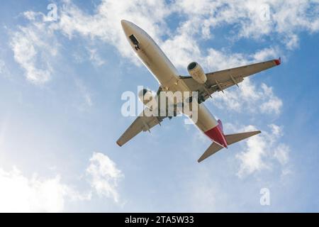 Guarda un aereo passeggeri a bassa quota che arriva a Tullamarine a Melbourne, Victoria, Australia Foto Stock