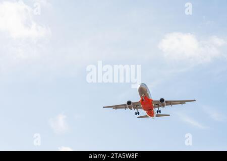 Guarda un aereo passeggeri a bassa quota che arriva a Tullamarine a Melbourne, Victoria, Australia Foto Stock