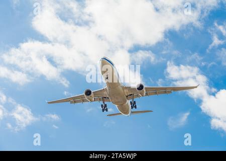 Guarda un aereo passeggeri a bassa quota che arriva a Tullamarine a Melbourne, Victoria, Australia Foto Stock