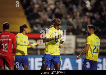 Eboue Kouassi durante la partita di Liga Portugal 23/24 tra SC Farense e FC Arouca, Estadio de Sao Luis, Faro, Portogallo. (Maciej Rogowski) Foto Stock