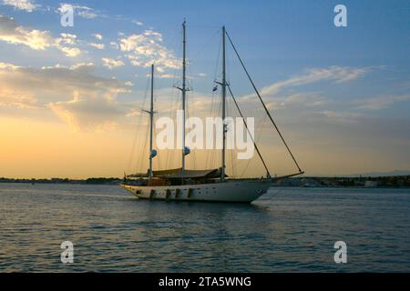 Segelboot an der kroatischen Adria Foto Stock