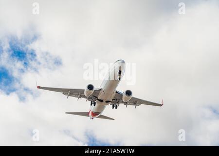 Guarda un aereo passeggeri a bassa quota che arriva a Tullamarine a Melbourne, Victoria, Australia Foto Stock