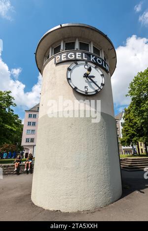 Colonia, Germania - 11 giugno 2022: La sagoma di Colonia o livello di Colonia (Pegel Koln) si trova sulla riva sinistra del Reno, a nord della vecchia t Foto Stock