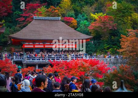 La folla di persone ha visto scattare foto delle foglie autunnali nel tempio Kiyomizu-dera della città di Kyoto. Una destinazione popolare per il fogliame autunnale, Kyoto è piena di colori oro e rosso e visitata da migliaia di persone per ammirazione, compresi i viaggiatori nazionali. (Foto di Jasmine Leung / SOPA Images/Sipa USA) Foto Stock