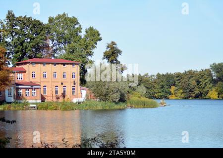 Trzcinsko-Zdroj, Polonia.8 ottobre 2018. Vecchi edifici urbani nella città di Trzcinsko-Zdroj nella Polonia occidentale - ex Bad Schonfliess Foto Stock