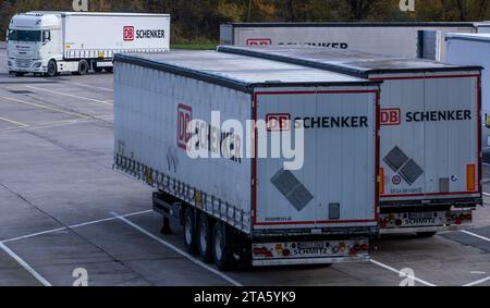 Rostock, Germania. 21 novembre 2023. I rimorchi appartenenti alla società di logistica DB Schenker sono parcheggiati nel sito del centro logistico nel porto marittimo. La filiale logistica di Deutsche Bahn gestisce diversi centri logistici nel Meclemburgo-Pomerania. Credito: Jens Büttner/dpa/Alamy Live News Foto Stock