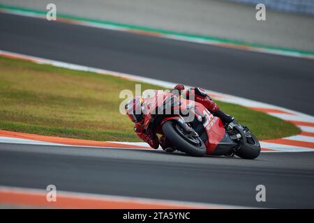 Augusto Fernandez della Spagna e GASGAS Factory Racing Tech3 si esibiscono durante il test di Valencia del Moto GP il 28 novembre 2023 sul circuito Ricardo Tormo (Chest Foto Stock