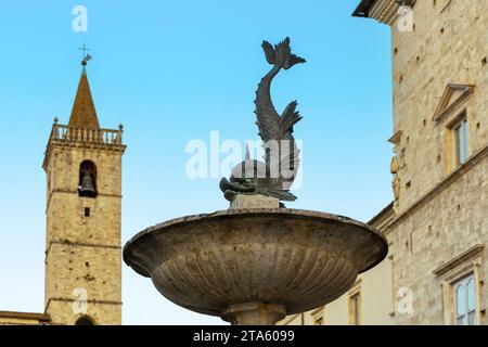 Ascoli Piceno, città nelle Marche, Italia, fontana in piazza accanto alla torre della chiesa Foto Stock