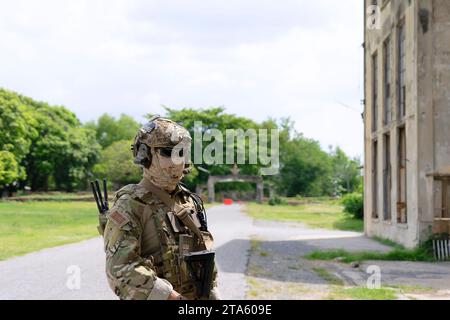 Soldato in guerra civile, edificio in rovina. Combattimenti ravvicinati e guerra civile. Foto Stock