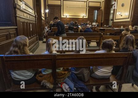 Bruxelles, 29 novembre 2023. La figura illustra la sessione di giudizio nel processo di un uomo accusato di aver stuprato uno studente nel campus Plaine di Ixelles nel dicembre 2022, presso il tribunale penale di Bruxelles, mercoledì 29 novembre 2023. L'accusato, Yannick F., un uomo di 25 anni, è sotto processo per aver stuprato uno studente di 21 anni il 28 dicembre 2022 in un campus dell'Universite Libre de Bruxelles (ULB) a Ixelles. Il procuratore ha richiesto una condanna a 12 anni di reclusione, nonché cinque anni di liberazione dal Tribunal de l'Application des peines (TAP). I genitori parleranno con la stampa Foto Stock