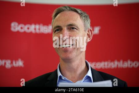 Foto del fascicolo datata 13/6/2015 dell'ex leader laburista scozzese Jim Murphy, che ha detto che si chiede ancora se ha fatto abbastanza quando ha corso per aiutare le vittime dopo che un elicottero si è schiantato in un pub 10 anni fa. Tre membri dell'equipaggio e sette clienti morirono quando l'aereo della Police Scotland cadde sul tetto del bar Clutha a Glasgow il 29 2013 novembre. Data di emissione: Mercoledì 29 novembre 2023. Foto Stock