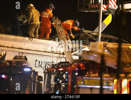 Foto del file datata 30/11/2013 dei vigili del fuoco e del soccorso scozzesi e delle squadre USAR (Urban Search and Rescue) sulla scena di un incidente in elicottero al Clutha Bar di Glasgow. L'ex leader laburista scozzese Jim Murphy ha detto che si chiede ancora se ha fatto abbastanza quando ha corso per aiutare le vittime dopo che un elicottero si è schiantato in un pub 10 anni fa. Tre membri dell'equipaggio e sette clienti morirono quando l'aereo della Police Scotland cadde sul tetto del bar Clutha a Glasgow il 29 2013 novembre. Data di emissione: Mercoledì 29 novembre 2023. Foto Stock