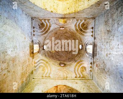 Cupola emisferica rialzata appoggiata su tamburi sostenuti da colonne. San Giovanni degli Eremiti , antica chiesa monastica in stile arabo-normanno e romanico - Palermo, Italia Foto Stock